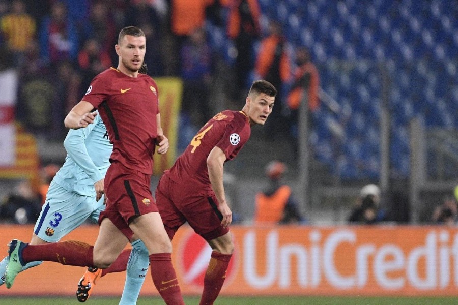 Dzeko e Schick in azione contro il Barcellona, di LaPresse