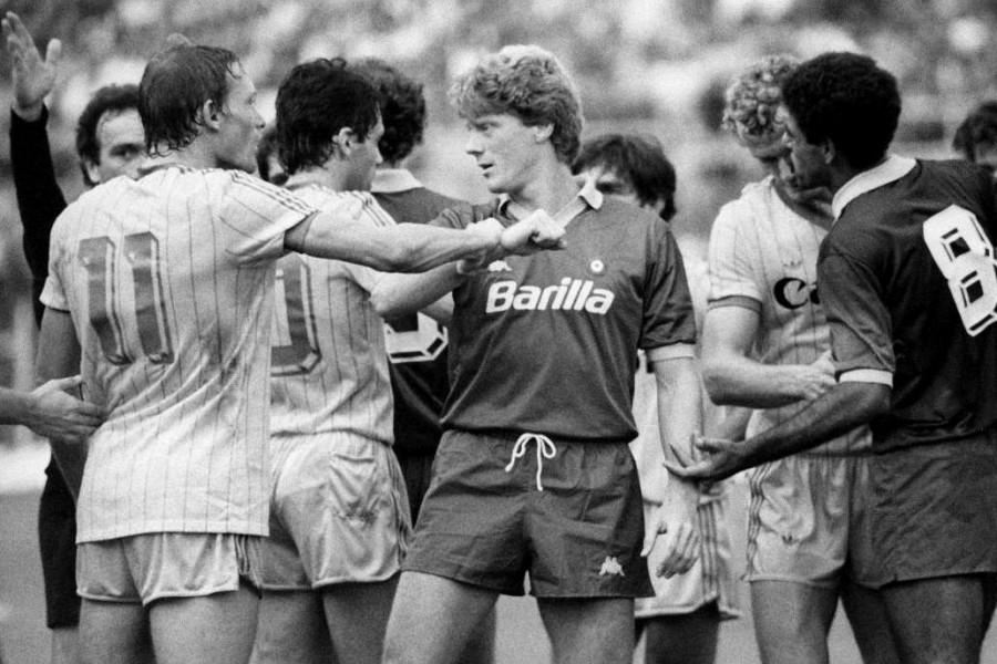 Odoacre Chierico discute con Elkjaer durante un Roma-Verona della stagione 1984-85, di LaPresse