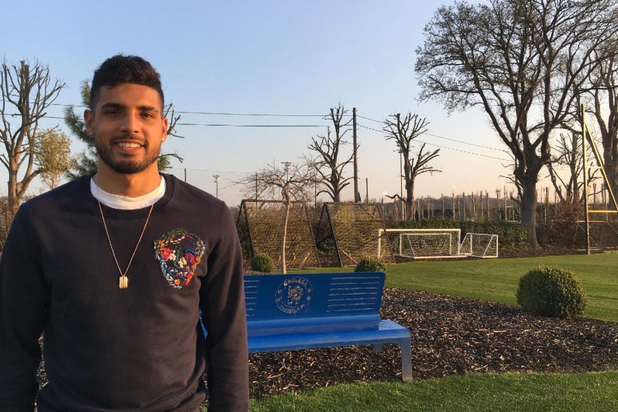 Emerson Palmieri sui campi di allenamento di Cobham