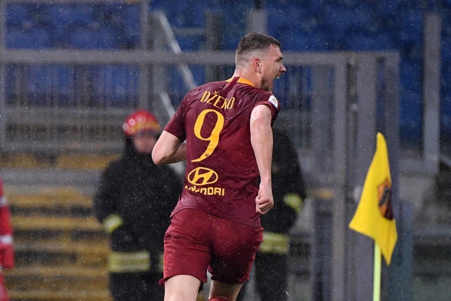 Edin Dzeko esulta dopo il gol all'Udinese, di LaPresse