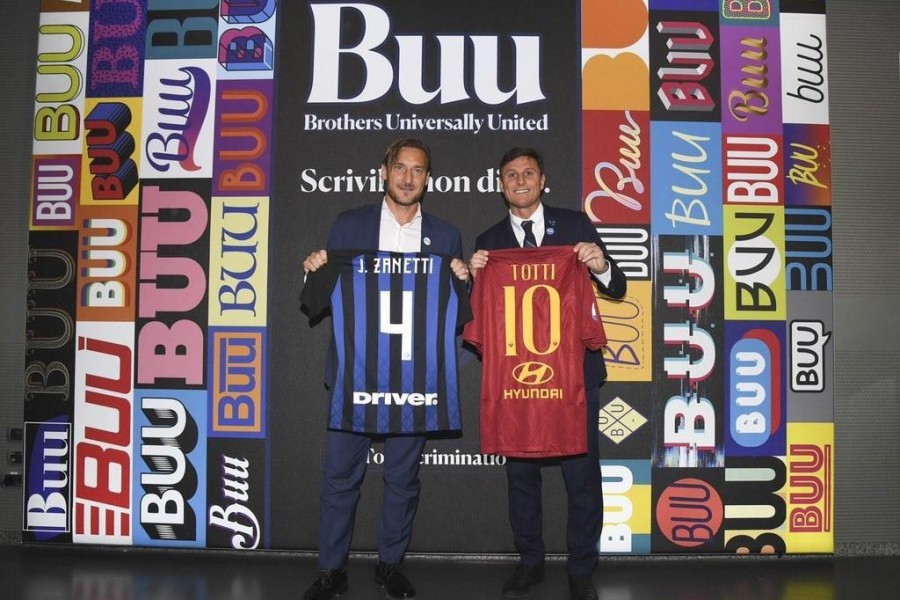 Zanetti e Totti si scambiano la maglia, di LaPresse