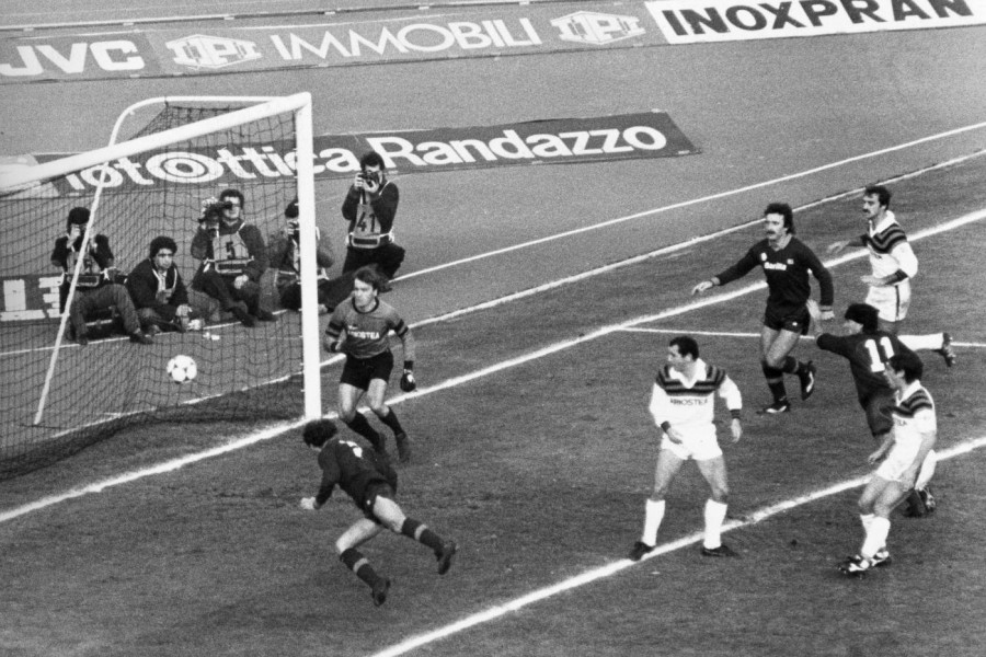 Paulo Roberto Falcão in tuffo di testa segna il gol che decide Roma-Cagliari del 16 gennaio 1983, di LaPresse