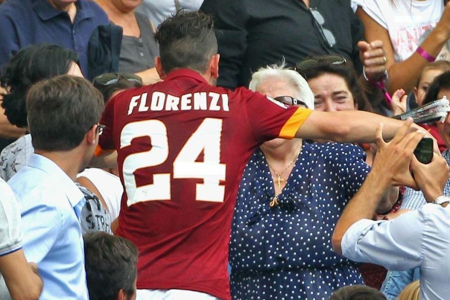 Florenzi esulta con la nonna Aurora nel Roma-Cagliari del 2014, di Mancini