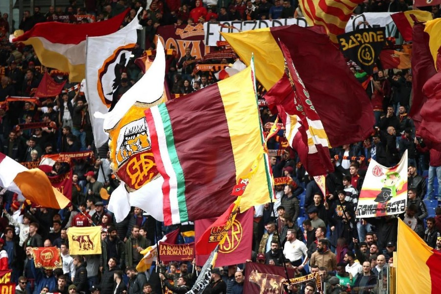 La Curva Sud durante Roma-Udinese, di Mancini