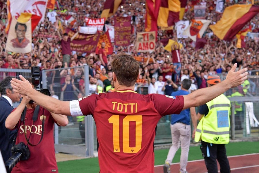 Francesco Totti sotto la Curva Sud nel giorno del suo addio al calcio, di LaPresse