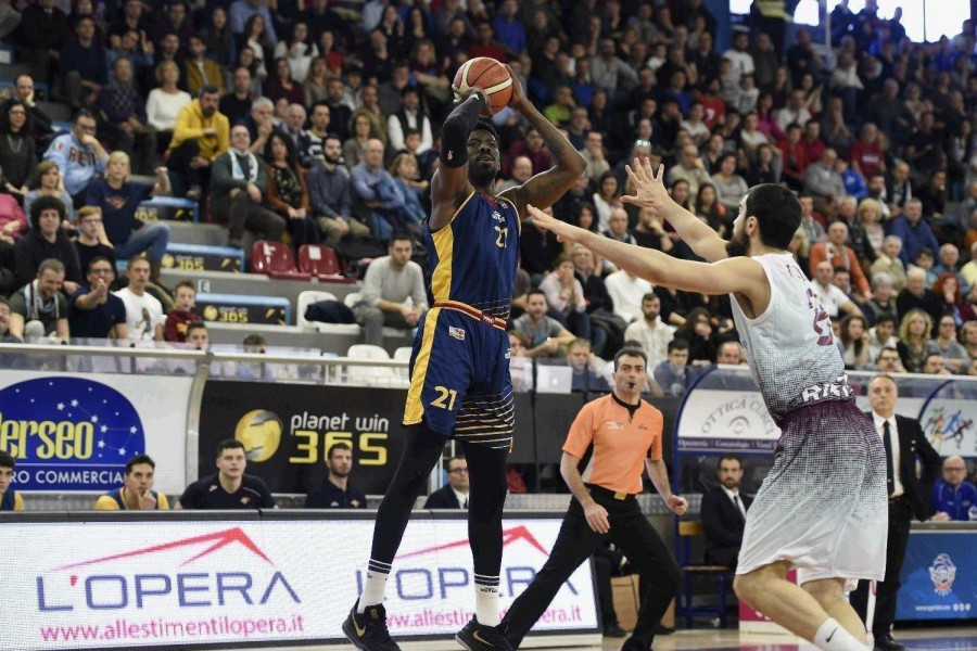 Henry Sims, il pivot americano della Virtus Roma