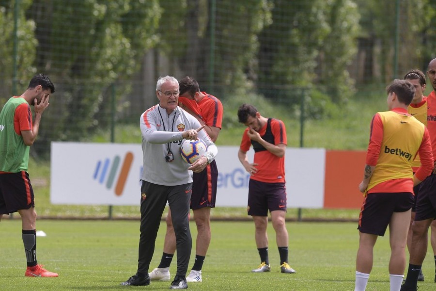 Ranieri dirige l'allenamento, di LaPresse