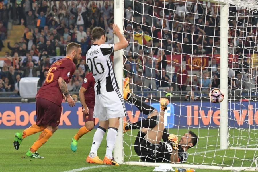 Il gol di De Rossi nella gara contro la Juventus del 2017
