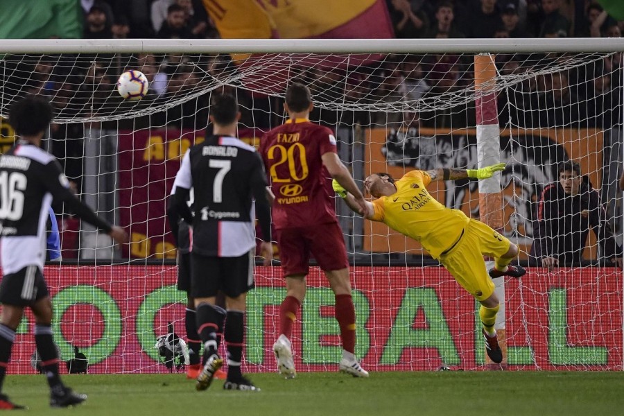 La parata di Mirante sul tiro di Dybala in Roma-Juventus, di LaPresse