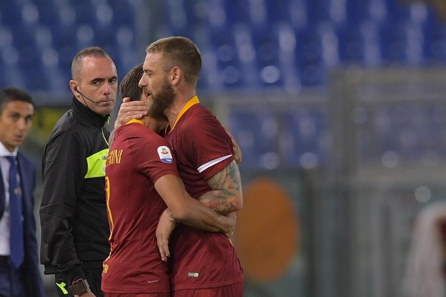 L'abbraccio tra Luca Pellegrini e Daniele De Rossi, di LaPresse