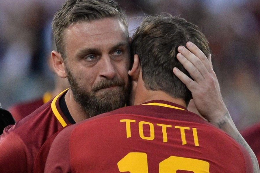 Daniele De Rossi abbraccia Francesco Totti, di LaPresse