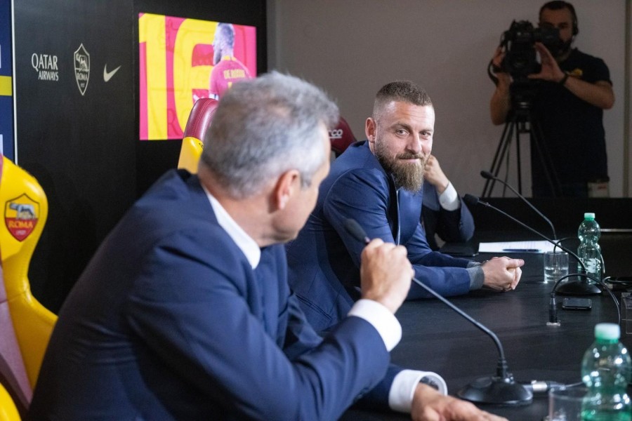 L’amministratore delegato della Roma Guido Fienga insieme con Daniele De Rossi al tavolo delle conferenze nella sala stampa di Trigoria martedì scorso, dopo che l’annuncio era stato comunicato ufficialmente sul web poche ore prima, di LaPresse