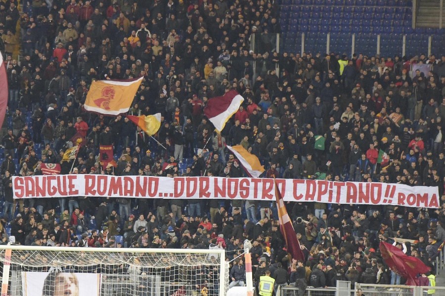 Lo striscione per De Rossi esposto in occasione di Roma-Spal del 1 dicembre 2017, di LaPresse