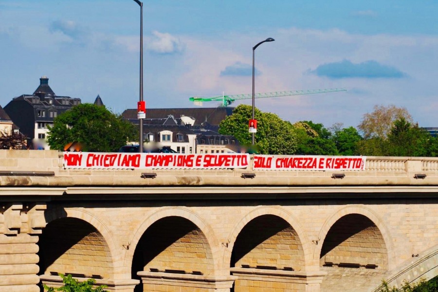 Lo striscione apparso oggi in Lussemburgo (Foto @RCLussemburgo)