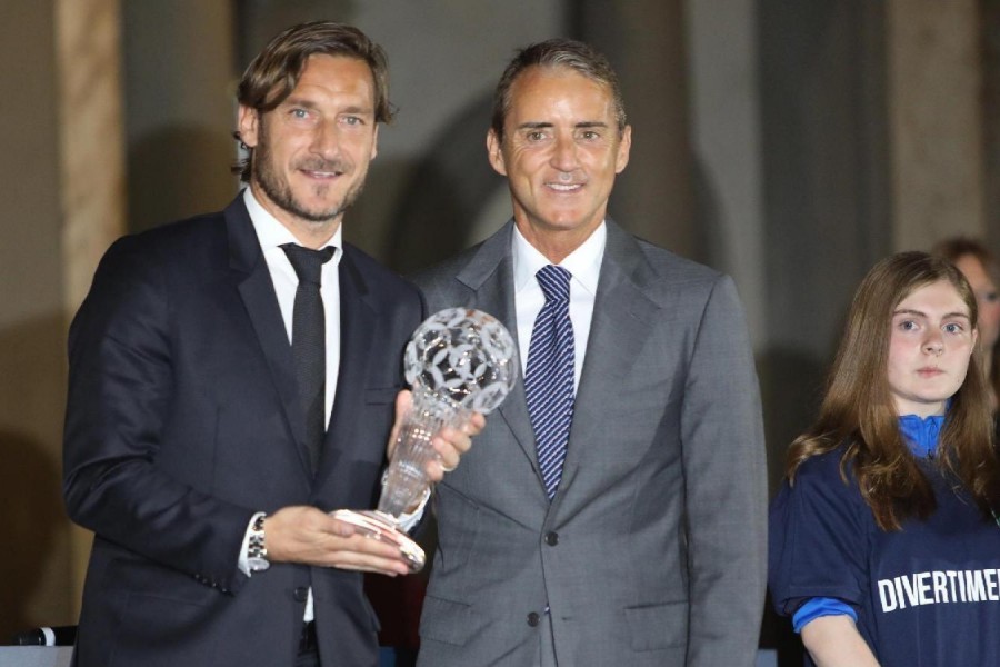 Totti e Mancini durante la cerimonia della Hall of Fame, di LaPresse