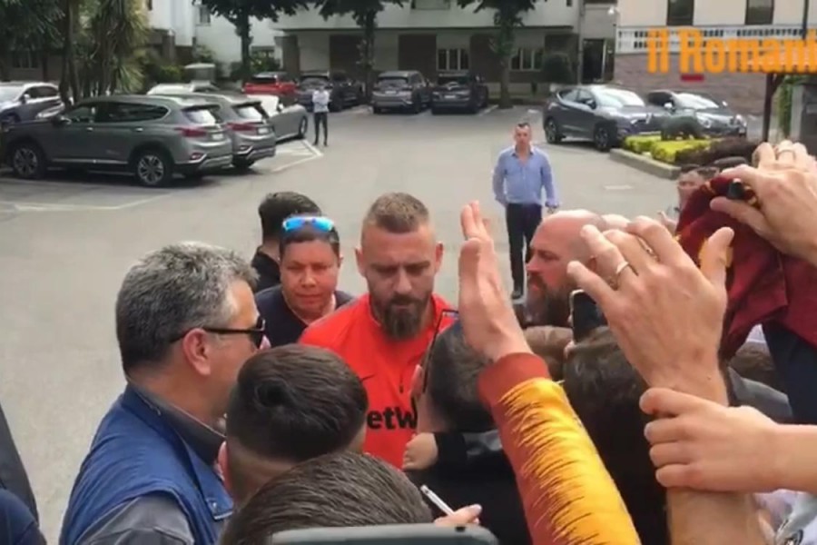 De Rossi incontra i tifosi fuori da Trigoria