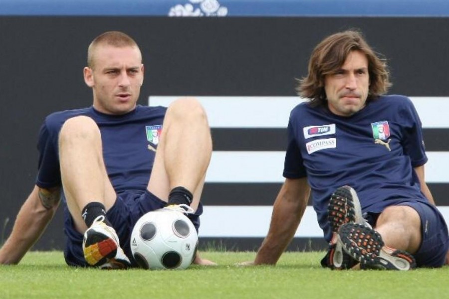 Andrea Pirlo in compagnia di Daniele De Rossi in allenamento con la Nazionale, di LaPresse