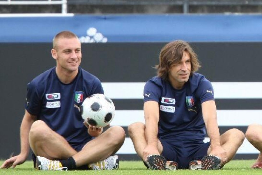 De Rossi e Pirlo sorridono durante un allenamento in Nazionale, di LaPresse