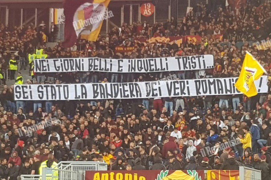 Lo striscione dedicato a Daniele DE Rossi, di Mancini