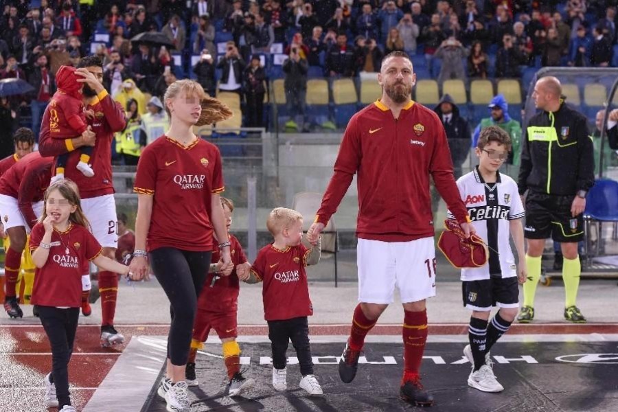 De Rossi con i suoi figli, di LaPresse