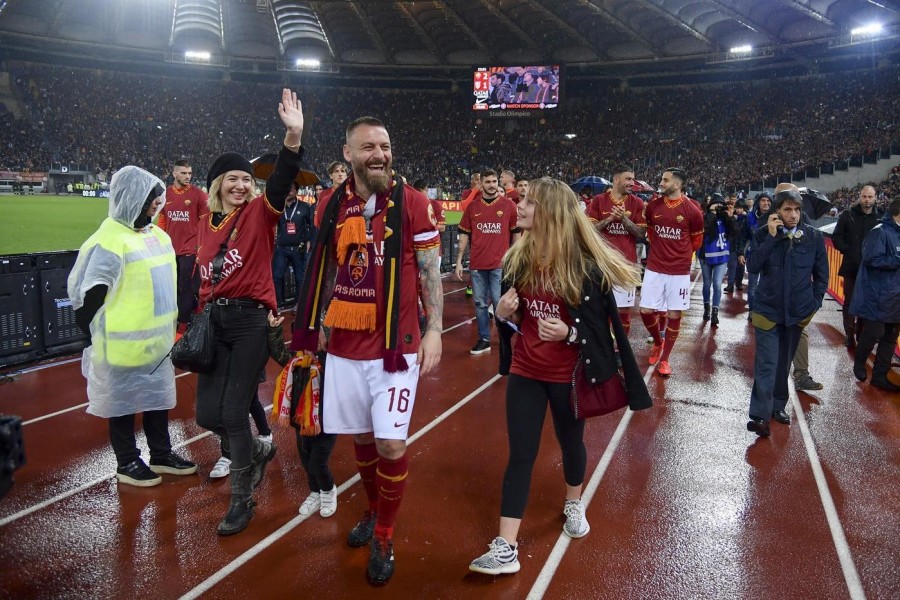 De Rossi effettua il giro di campo al termine della partita contro il Parma, di LaPresse