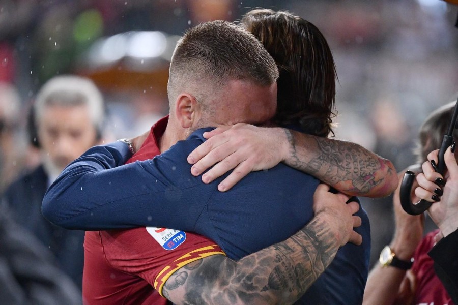 L'abbraccio tra De Rossi e Totti, di LaPresse