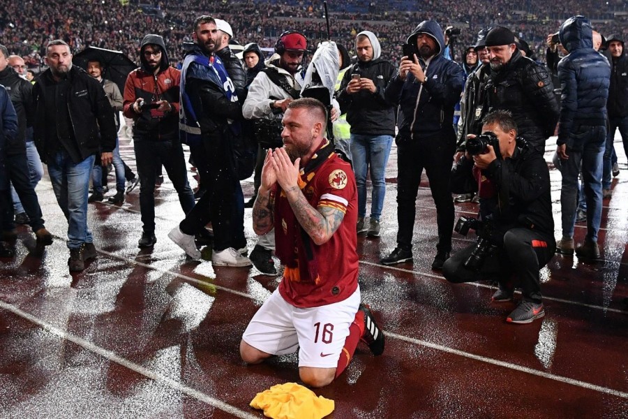 De Rossi inginocchiato sotto la Curva Sud, di LaPresse