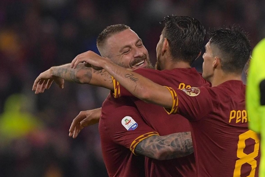 Perotti abbraccia Pellegrini e De Rossi, di LaPresse