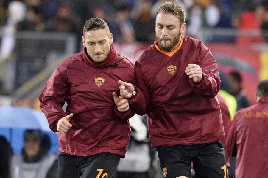 Francesco Totti e Daniele De Rossi impegnati  in un’attivazione muscolare prima di una partita,  al tempo in cui giocavano insieme, di LaPresse