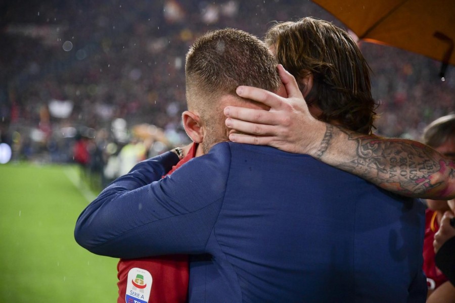 L'abbraccio tra De Rossi e Totti, di LaPresse