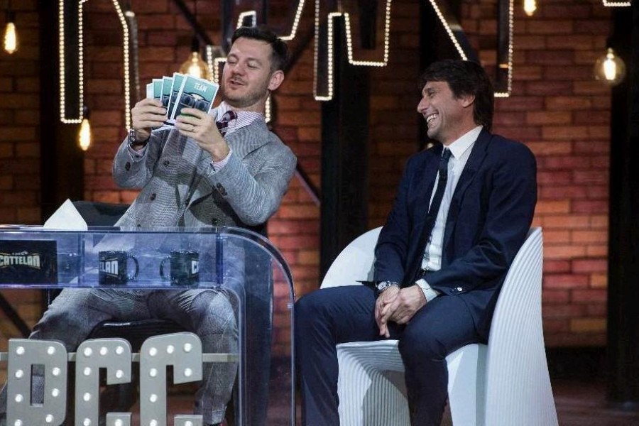 Il momento dello sketch tra Cattelan e Conte durante la trasmissione in onda su Sky