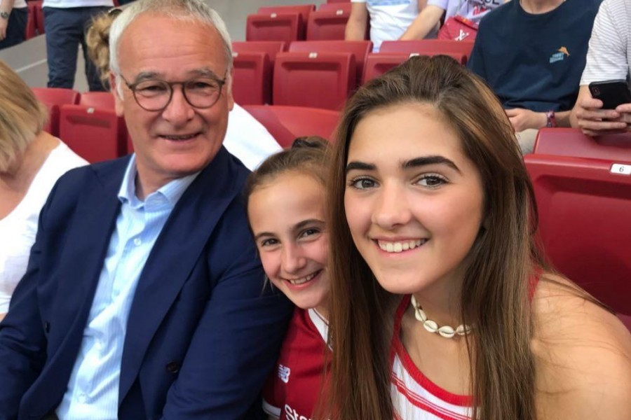 Claudio Ranieri con le figlie di Paul Rogers (foto Twitter @PaulRogers73 )