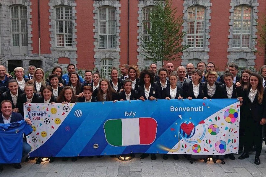 Il gruppo di Milena Bertolini con la squadra e lo staff al momento dell’arrivo in Francia per partecipare al Mondiale