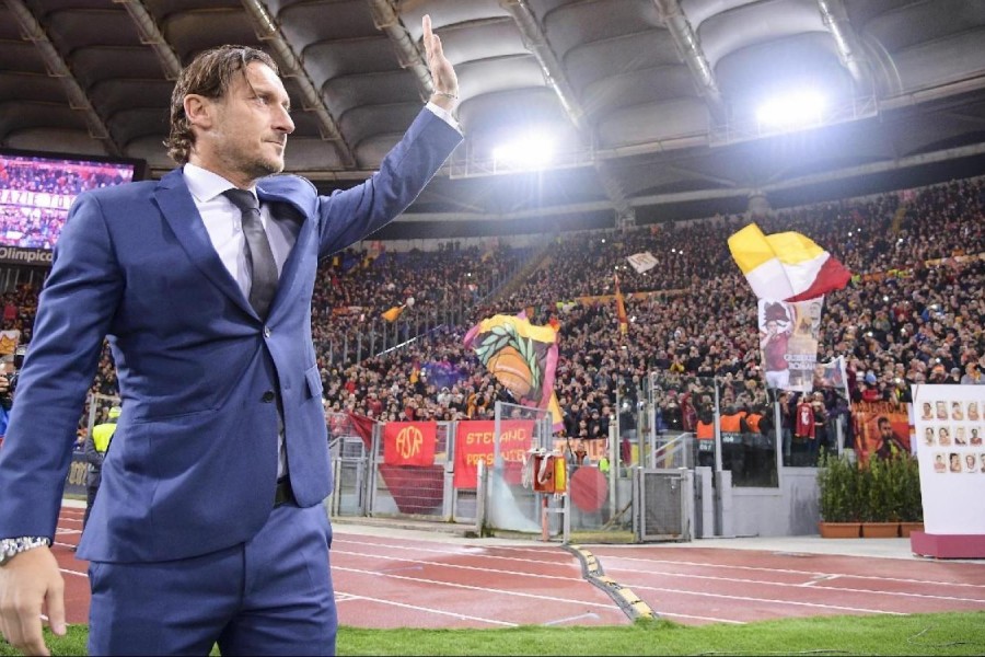 Totti saluta i tifosi durante Roma-Real, di LaPresse