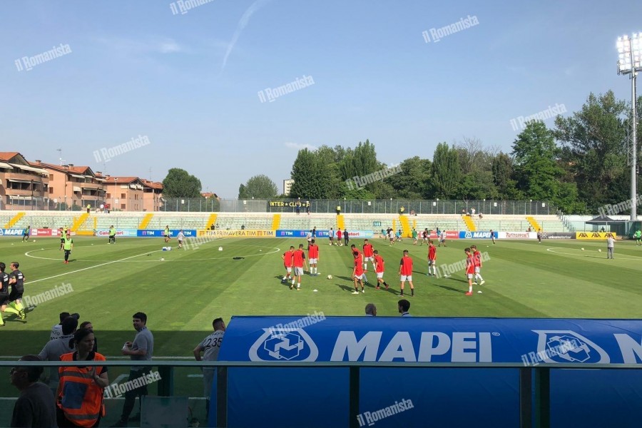 I calciatori della Roma in campo per il riscaldamento