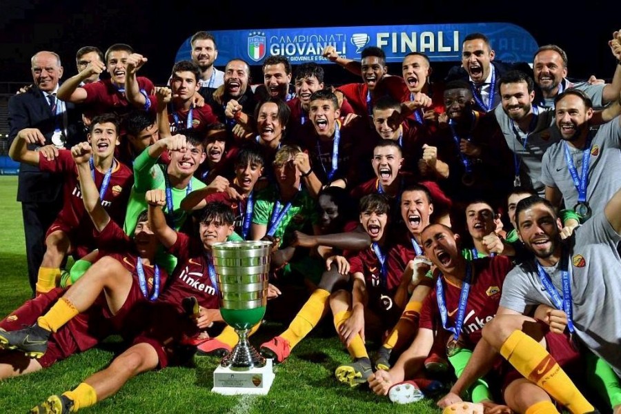 La festa dei giocatori della Roma Under 15 per lo scudetto, di LaPresse