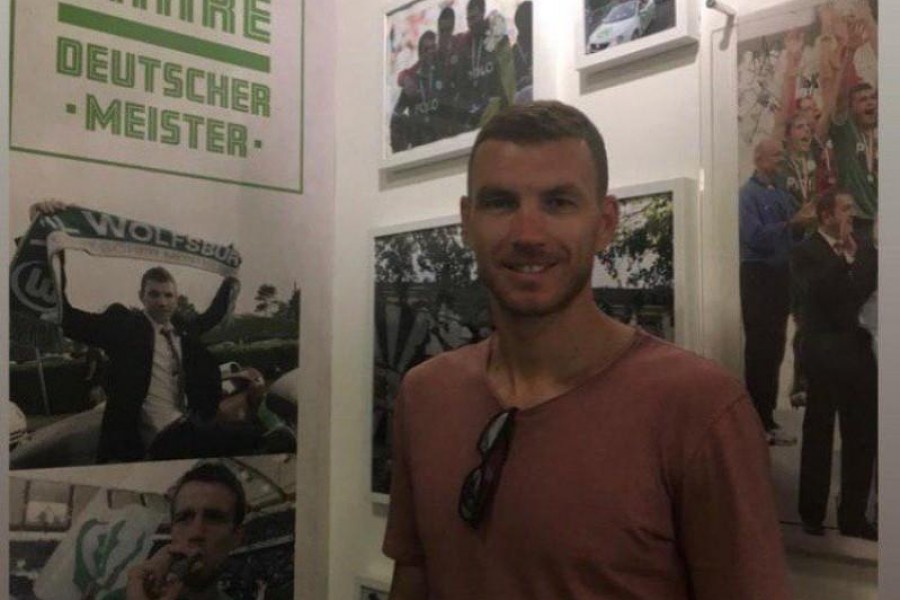 Dzeko in posa nella mostra allestita dal Wolfsburg