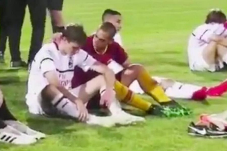 I giocatori della Roma Under 15 consolano gli avversari del Milan dopo averli sconfitti in finale