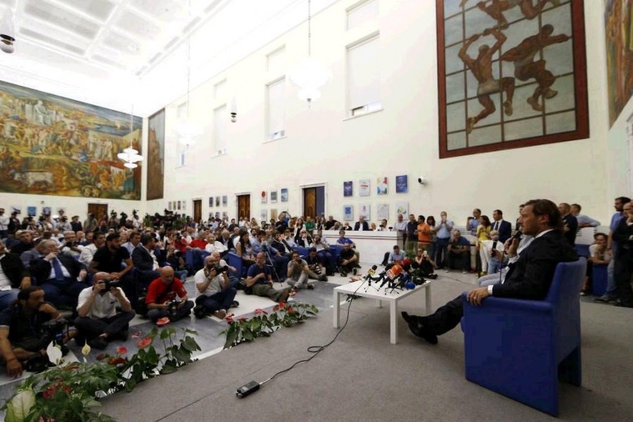 Il circo mediatico di fronte a Francesco Totti nel Salone d’Onore del Coni, di LaPresse