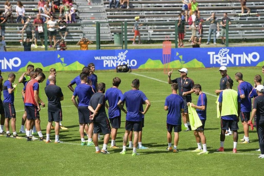 I giocatori della Roma radunati in mezzo al campo nel corso dell’ultimo ritiro svolto a Pinzolo, durante l’estate del 2017, di LaPresse