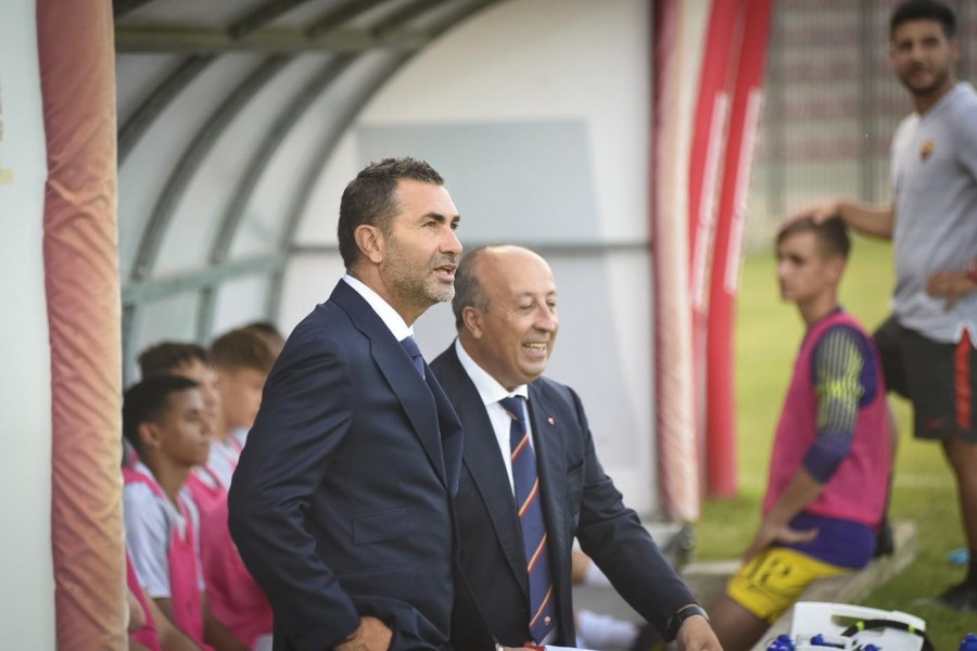 Il tecnico dell’Under 17 Fabrizio Piccareta prima della finale con l’Inter, con il dirigente accompagnatore Piergiorgio Santolini, di LaPresse