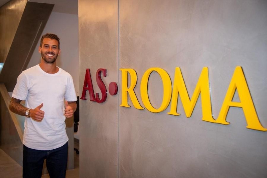 Leonardo Spinazzola nella seda della Roma, di LaPresse