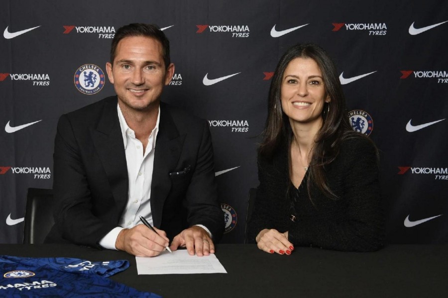 La firma di Frank Lampard sul contratto che lo rende ufficialmente il nuovo allenatore del Chelsea