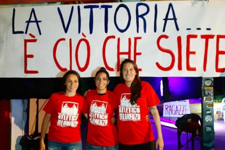 Serturini, Bartoli e Marchitelli sotto a uno degli striscioni a loro dedicati