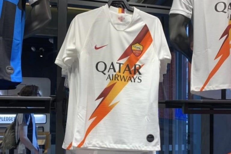 La seconda maglia della Roma esposta nel Nike Store di Hong Kong