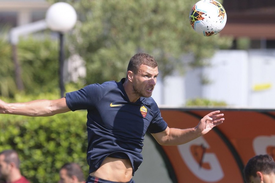 Edin Dzeko, il bosniaco continua ad allenarsi a Trigoria con la Roma di Fonseca, di LaPresse