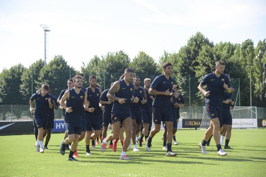 La squadra giallorossa in campo a Trigoria, di LaPresse