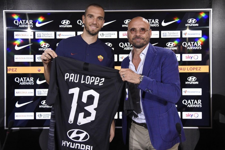 Pau Lopez posa con la maglia della Roma in compagnia del ds Petrachi, di LaPresse