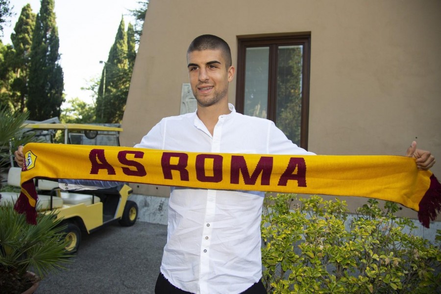 Gianluca Mancini posa con la maglia della Roma, di LaPresse