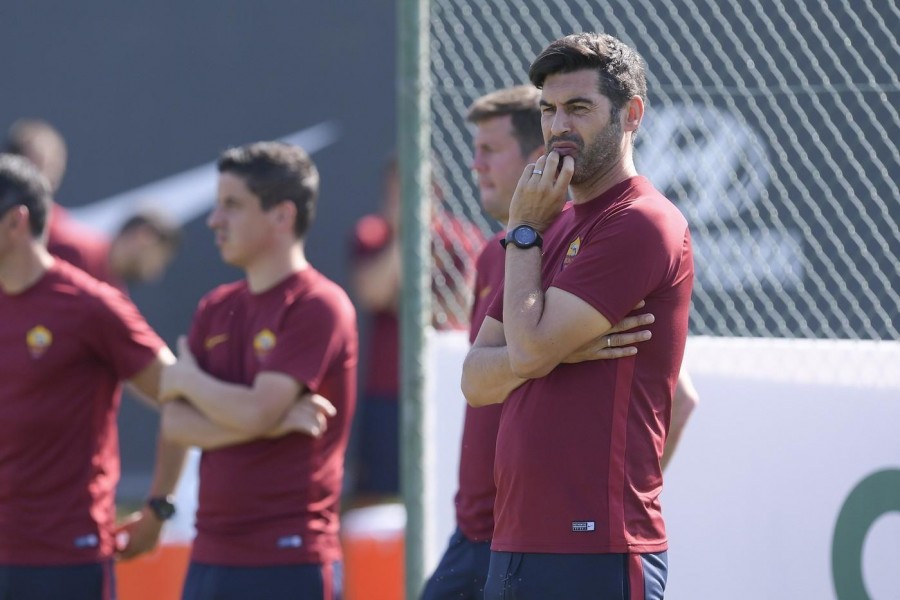 Fonseca osserva la squadra nell'allenamento a Trigoria, di LaPresse